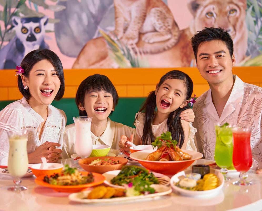 餐桌上孩子玩耍饭粒家人欢笑的场景