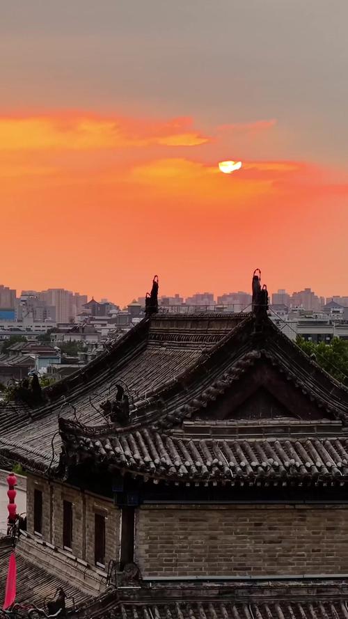 城墙秋日夕阳光影