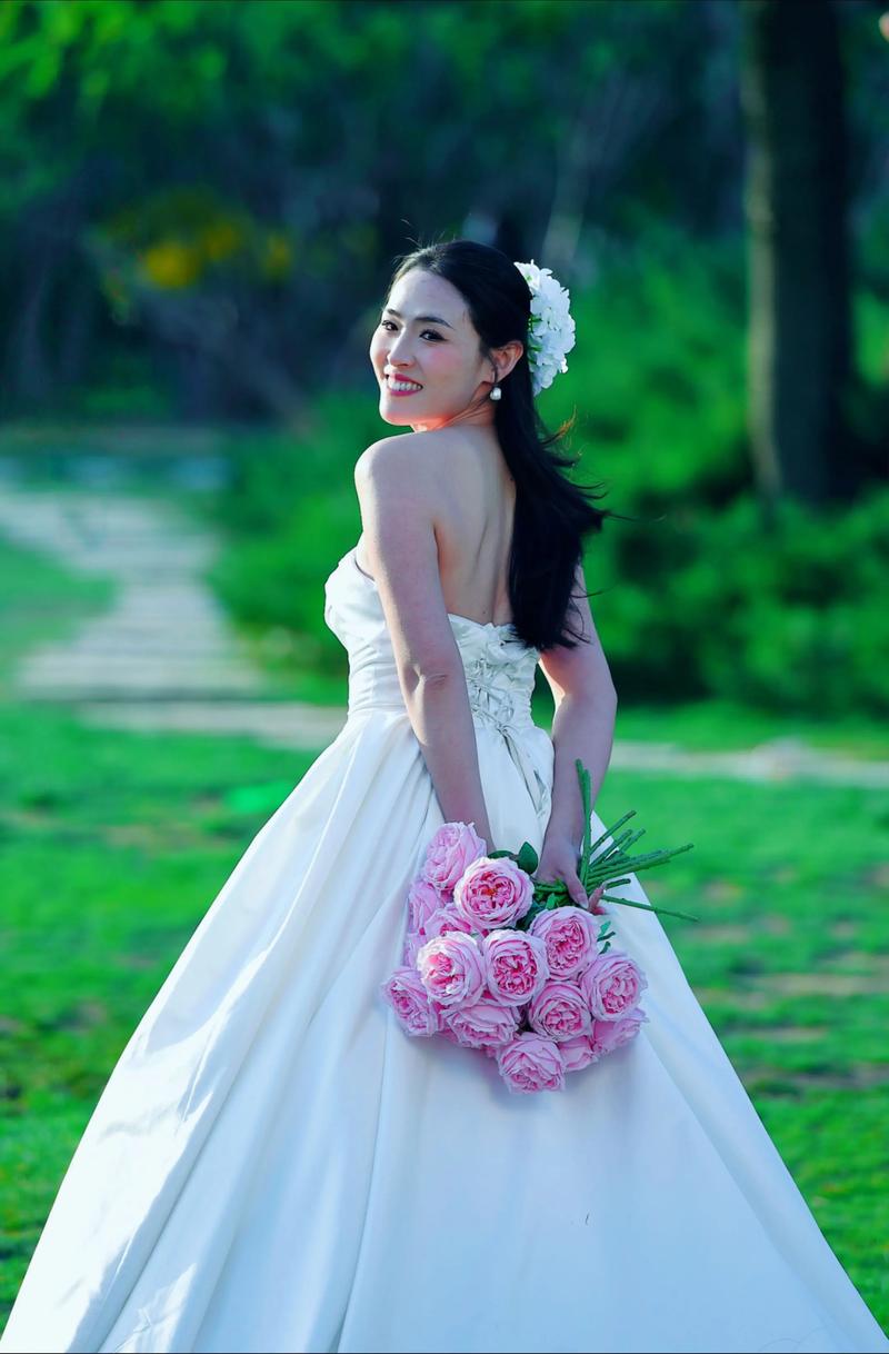 新娘穿着婚纱在晨光中回眸一笑