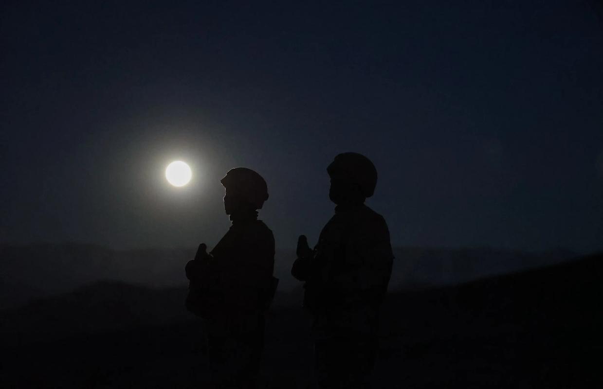 士兵夜间站岗剪影