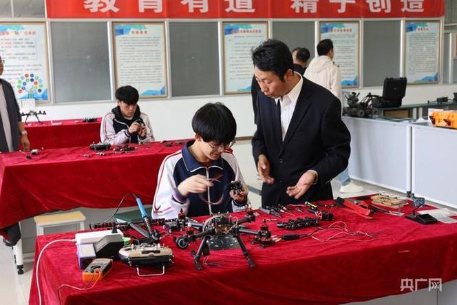 特岗教师指导农村学生机器人活动