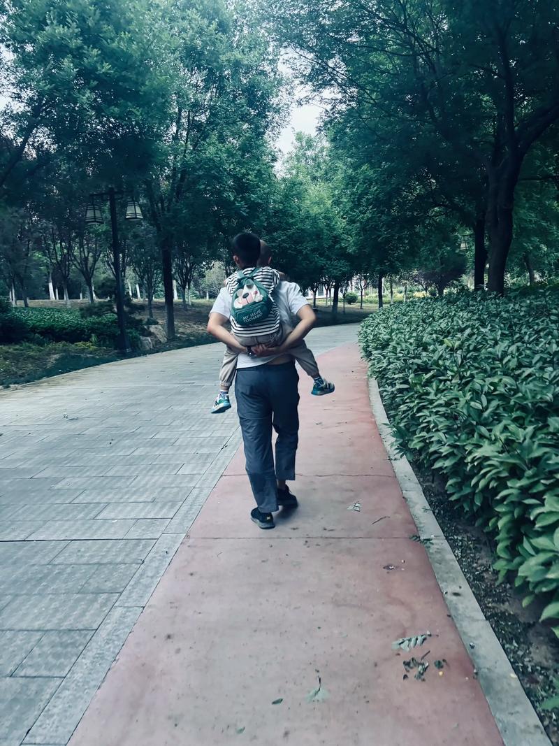 父亲硬拽孩子徒步孩子哭泣的背影场景