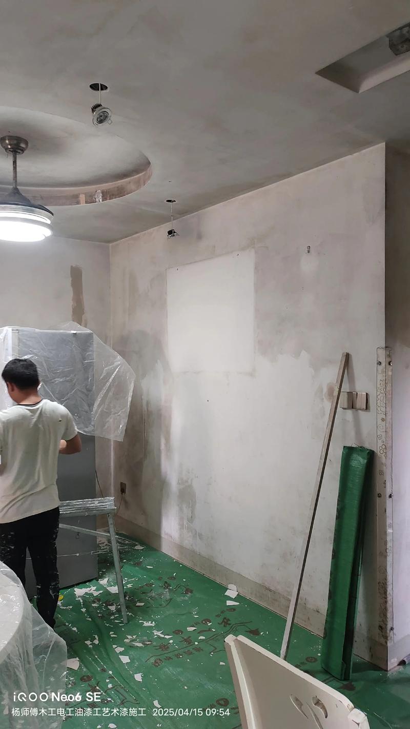 专业油工涂刷乳胶漆底漆施工中