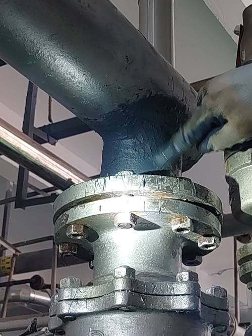 化工厂管道法兰蒸汽泄漏现场