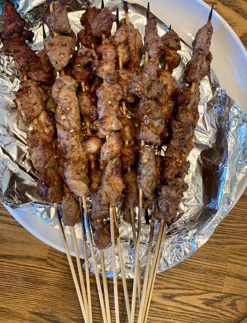 家用阳台烧烤羊肉串分盘腌制摆放图
