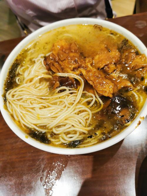 南漳薛坪镇老馆子盛在粗陶碗里的薛坪糊涂面