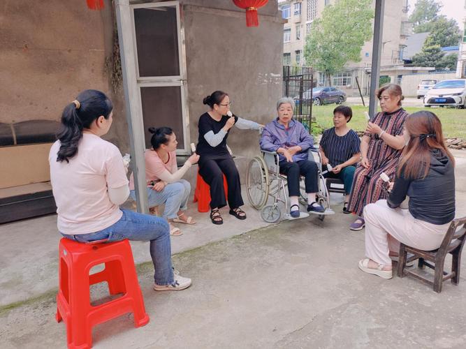 社区家长互助小组线下聚会公园聊天场景
