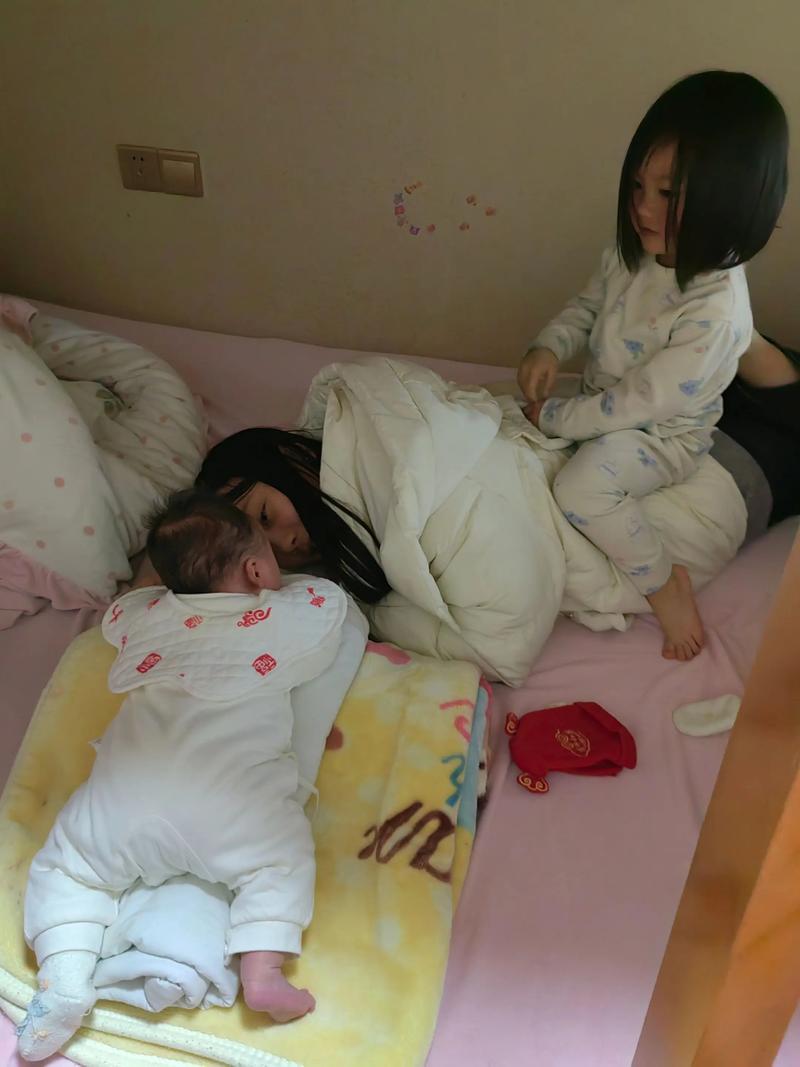 妈妈在昏暗卧室抱着婴儿喂奶的疲惫侧影