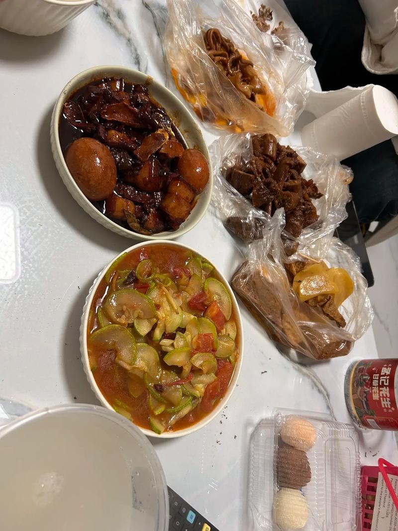 深夜出租屋睡前简易宵夜场景实拍