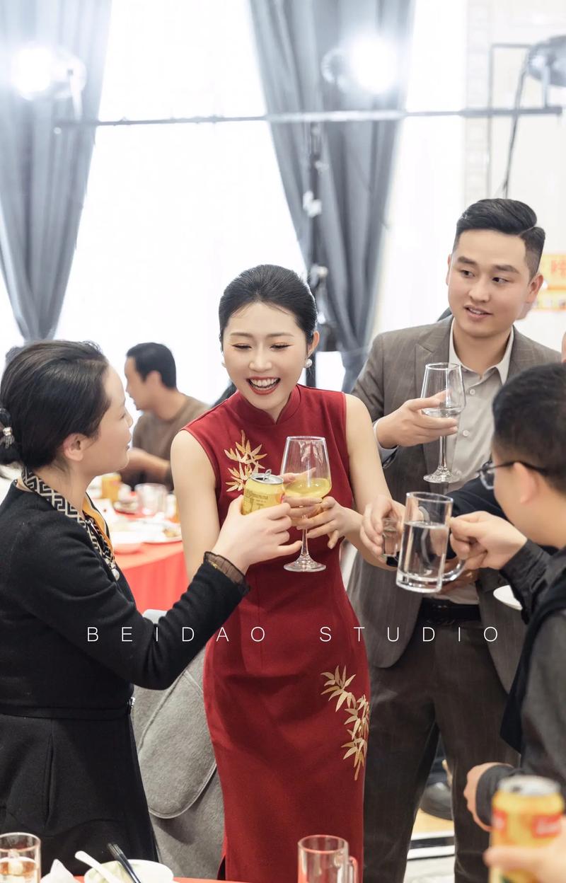 婚礼现场年轻宾客举白酒杯微笑交谈