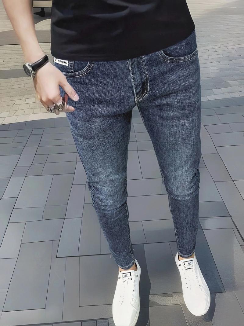 年轻人怀旧牛仔裤特写