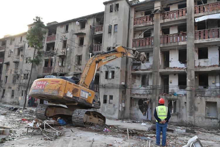 上海老洋房划拨土地改建违建拆除现场