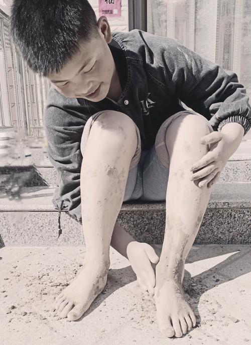 蹲在琉璃厂台阶上的那个小伙子,踩了最蠢的坑