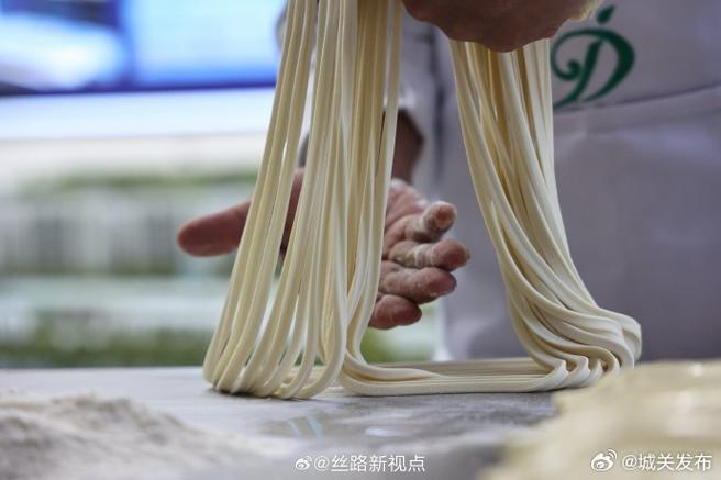 兰州牛肉面揉面师傅手上的碱痕特写