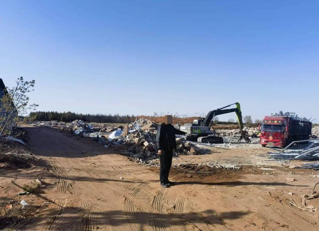 农村耕地被占用堆料违法场景