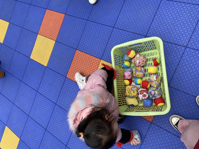 两岁幼儿逻辑敏感期路边摆糖场景图