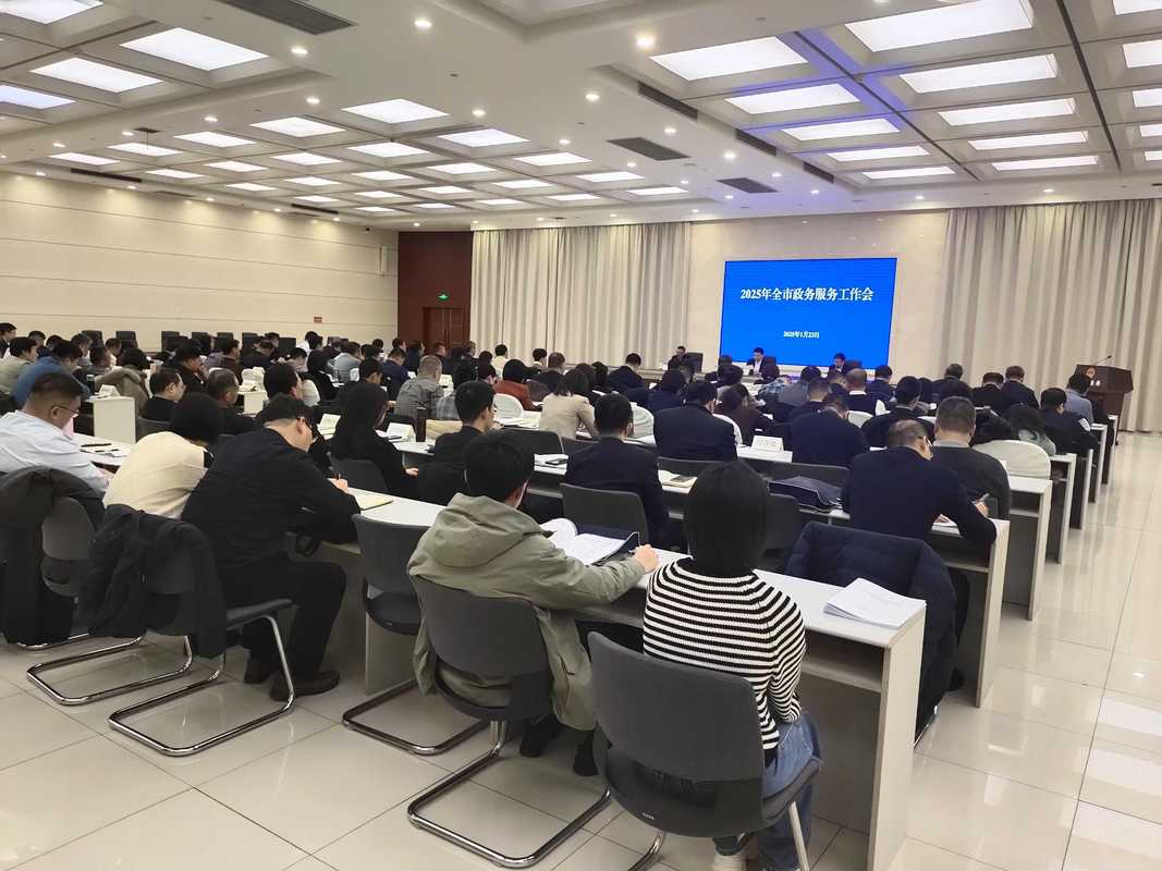 企业内部跨部门对齐会议挤满人的会议室场景