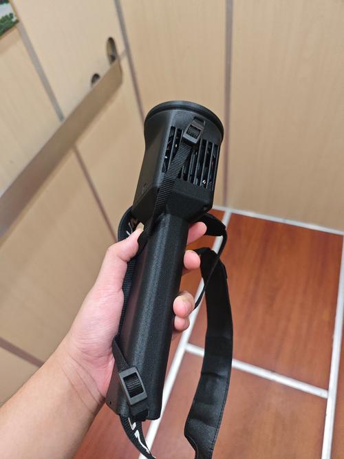 手电筒照散热片缝隙检查堵塞实拍