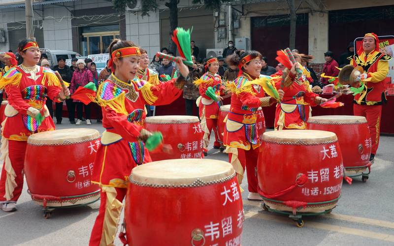南漳乡村广场闹年锣鼓演出场景
