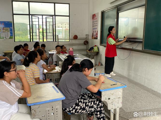 公费师范生定向服务农村学校课堂实拍