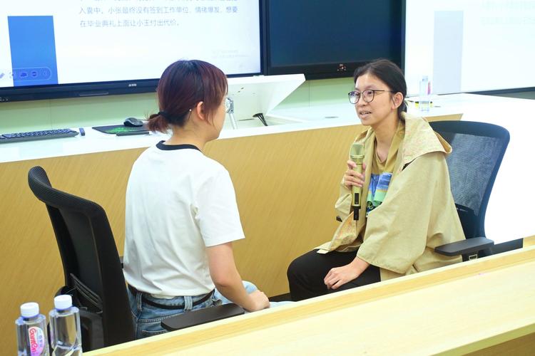 高中生职业规划咨询师与学生深度谈话场景