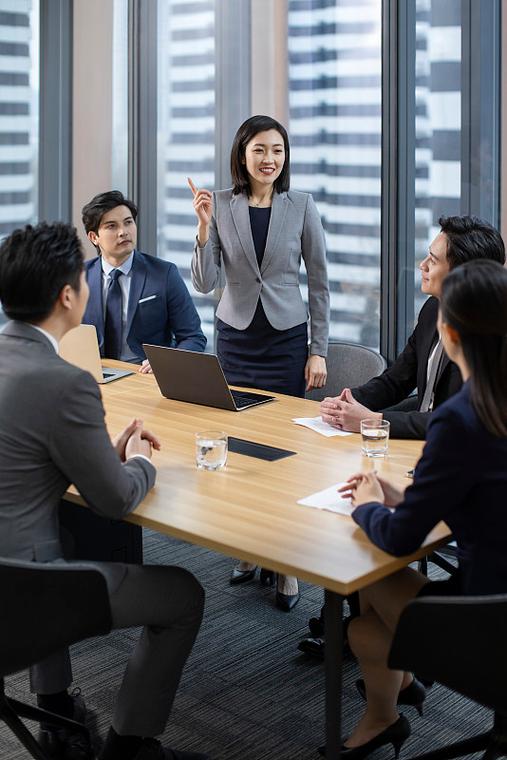 职场会议室汇报抢功劳场景图