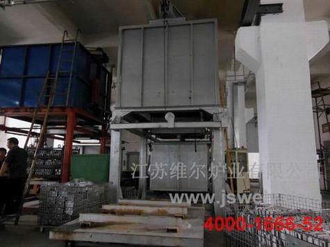 江苏维尔炉业车间工人正在操作回火炉