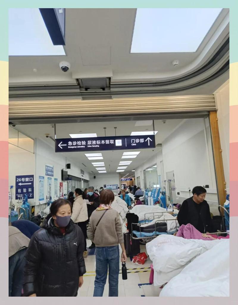 深夜儿童医院急诊分诊台场景