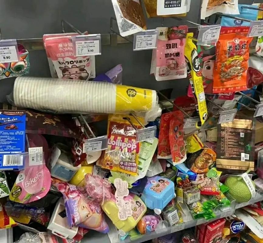 超市促销日用品囤货发霉场景