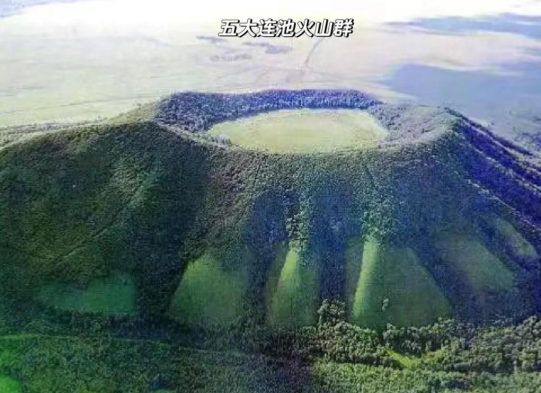 五大连池老黑山火山口俯视全景