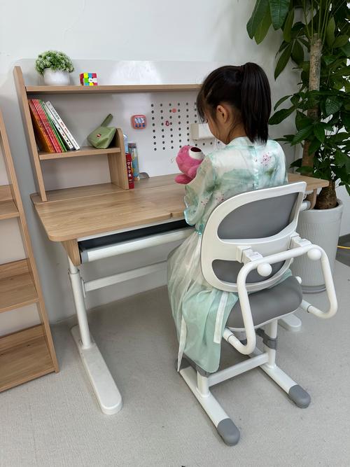 儿童学习桌椅升降调节机构特写