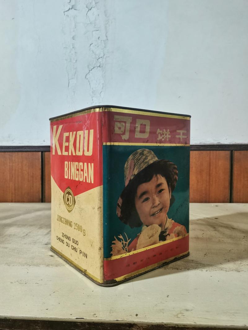 装着孩子便签纸的旧饼干铁盒