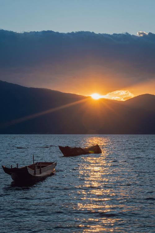 泸沽湖女神湾日落湖景