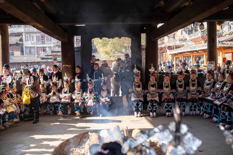 贵州从江小黄村侗族鼓楼乘凉对歌场景