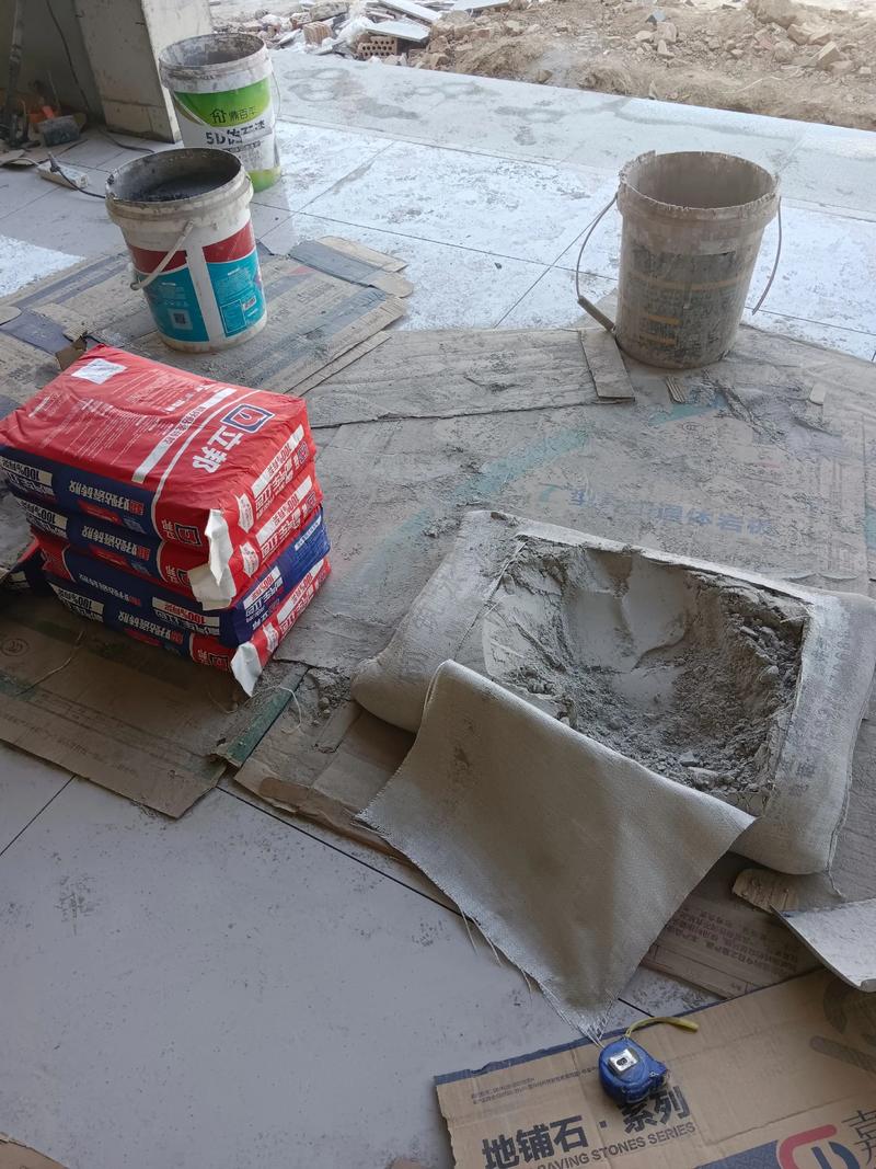 袋装石膏粉和工具在装修工地