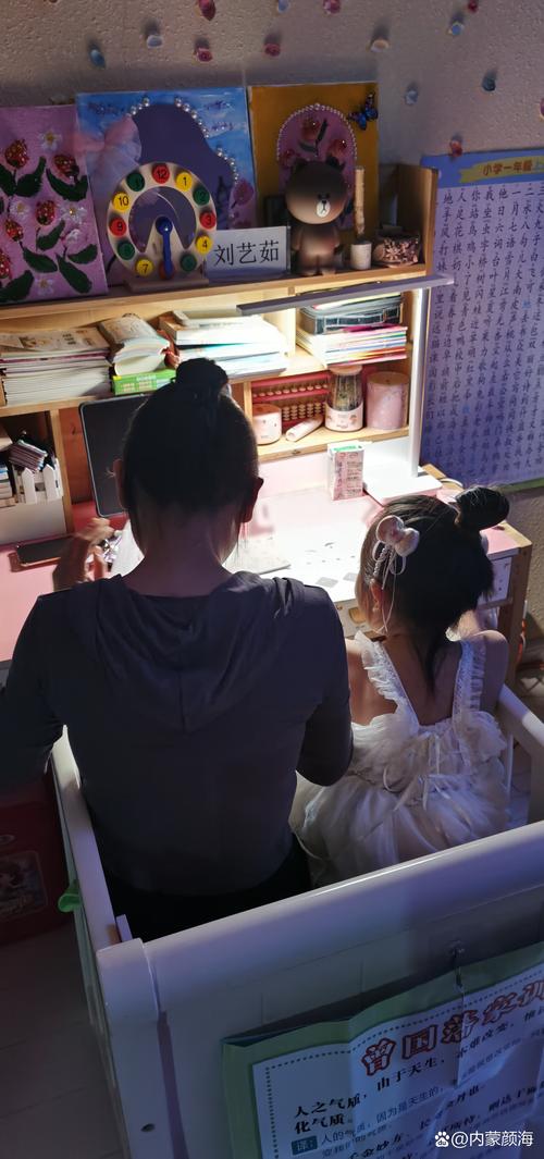 餐厅里盯着孩子写作业的母亲背影