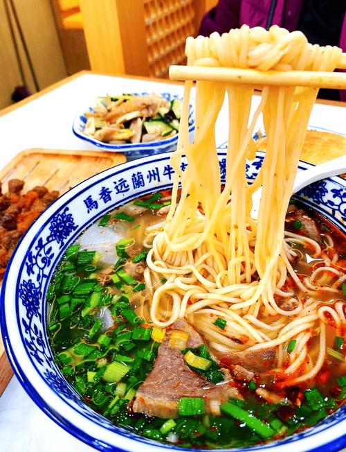 凌晨兰州雁滩路牛肉面馆揉面摔打案板