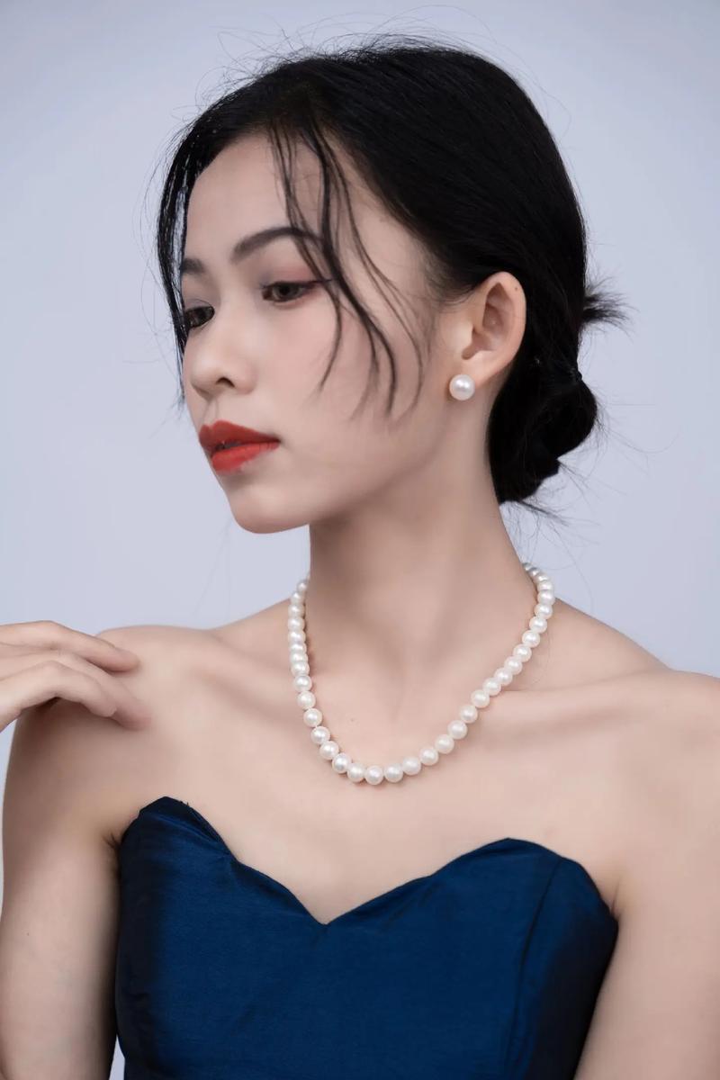 新娘佩戴海水珍珠项链特写反光质感