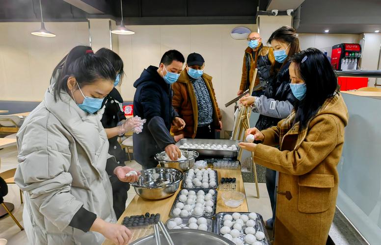 工厂食堂员工一起包汤圆过元宵场景