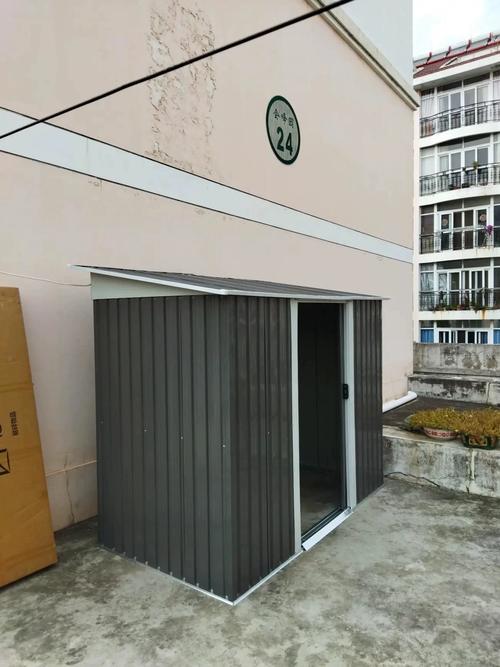 老小区一楼居民院搭建的两平米彩钢小杂物间