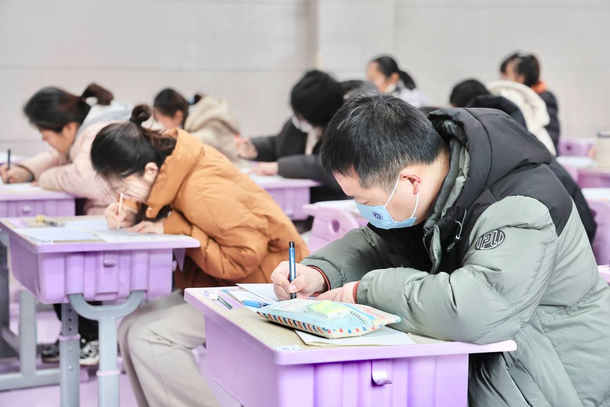 教师编制考试竞争激烈现场图