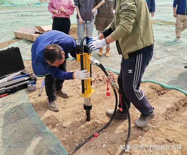 石材矿山钻头取芯作业现场图