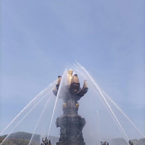 九龙灌浴水花光影