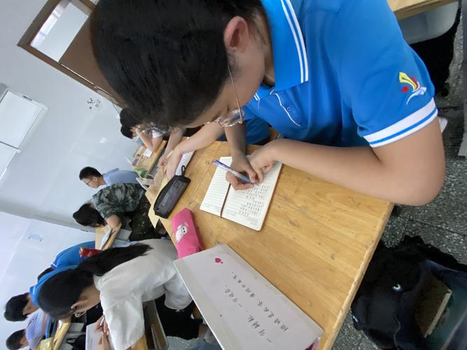 中学课堂学生独自写思考草稿场景