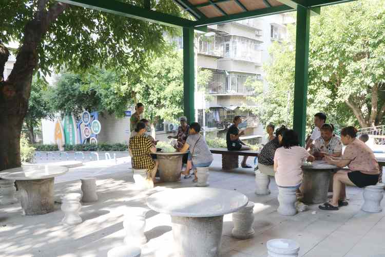 小区凉亭夏季祖辈带娃茶话会