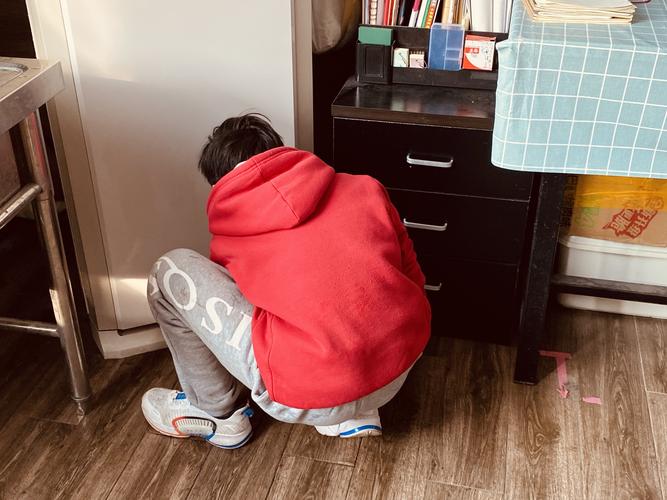孩子蹲房间门口玩积木孤独背影
