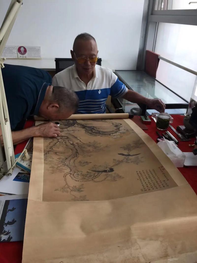 文物部门对民间古董字画定级现场