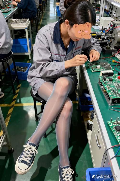 珠三角电子厂穿长袖工衣的年轻女工背影