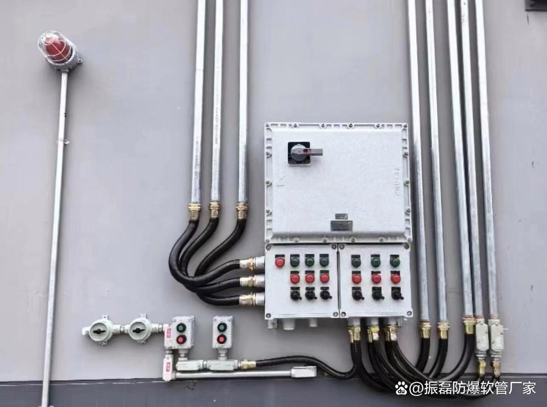 防爆电缆接头安装在化工厂设备管道上