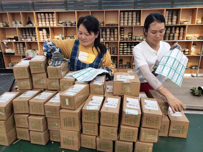 直播带货选品仓库堆满货物员工比对样品